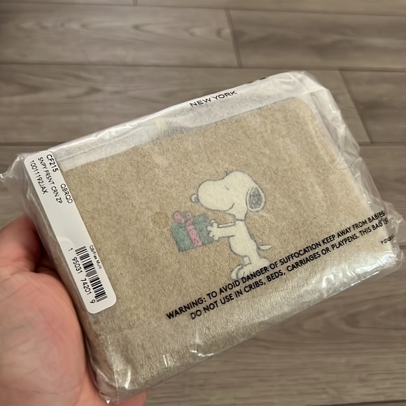 Coach X Peanuts Corner Zip Wristlet With Snoopy Present Motif - Picture 5 of 7